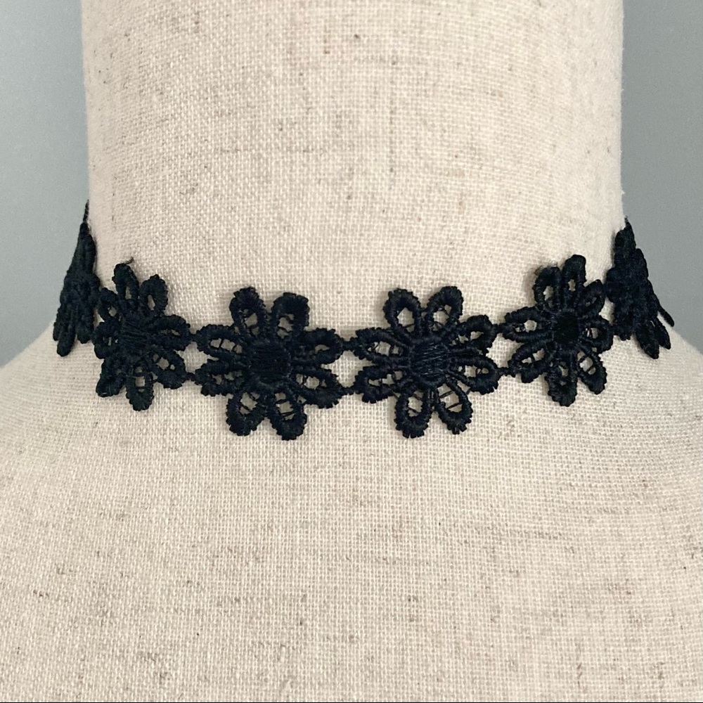Forever 21 Black Floral Daisy Choker Necklace